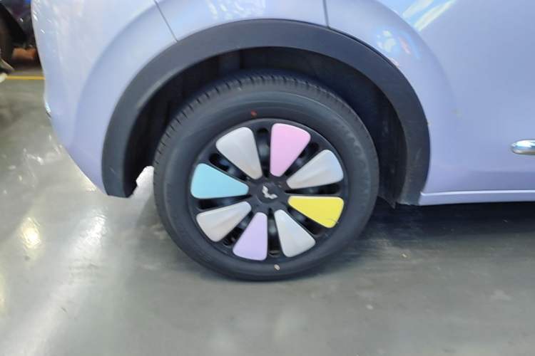 Used Wuling Bingo 2025 333 km Lingxi Connected Version Right Rear Wheel Hub