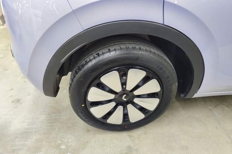 Used Wuling Bingo 2025 333 km Lingxi Deluxe Edition Right Rear Wheel Hub