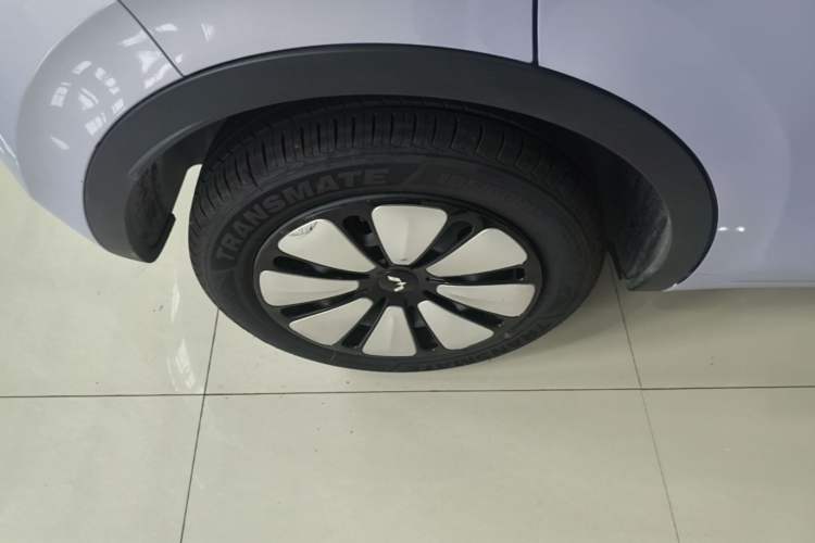 Used Wuling Bingo 2025 333 km Lingxi Connected Version Right Rear Wheel Hub