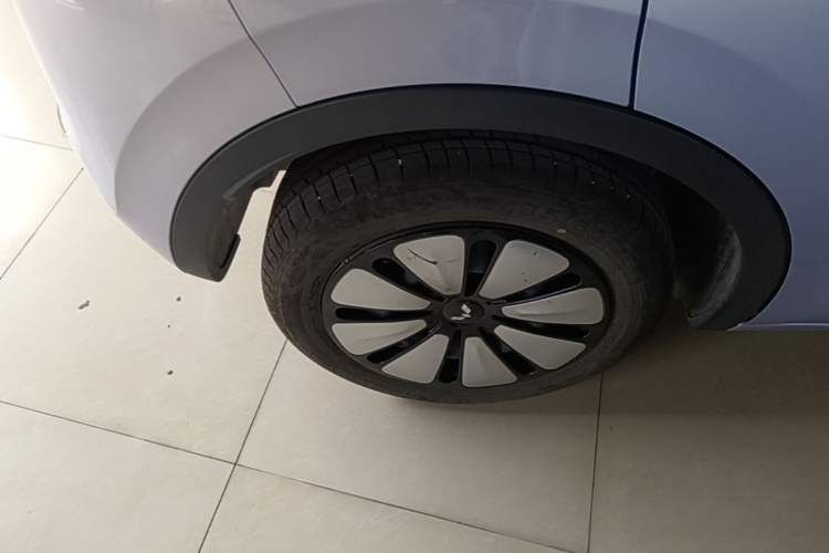 Used Wuling Bingo 2025 410 km Lingxi Deluxe Edition Right Rear Wheel Hub