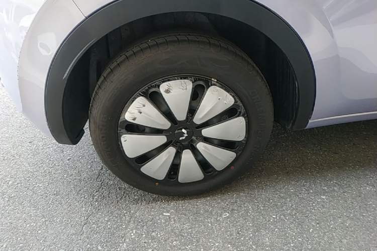 Used Wuling Bingo 2025 333 km Lingxi Deluxe Edition Right Rear Wheel Hub