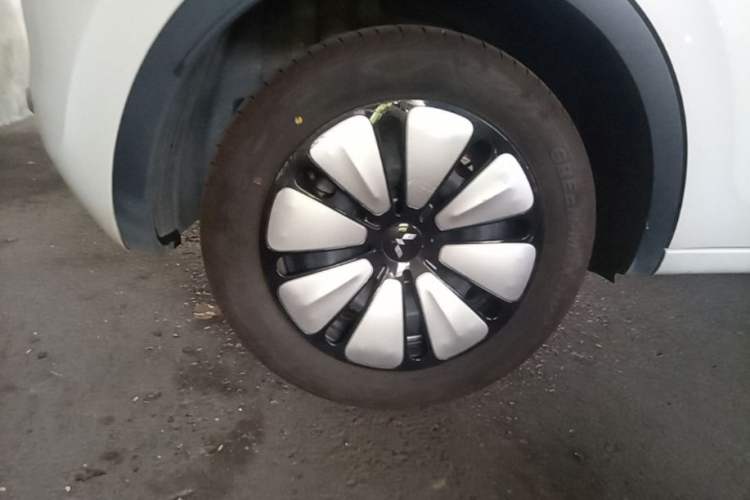 Used Wuling Bingo 2025 333 km Lingxi Connected Version Right Rear Wheel Hub