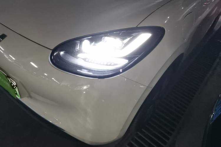 Used Wuling Bingo 2025 333 km Lingxi Connected Version Left Front Headlight