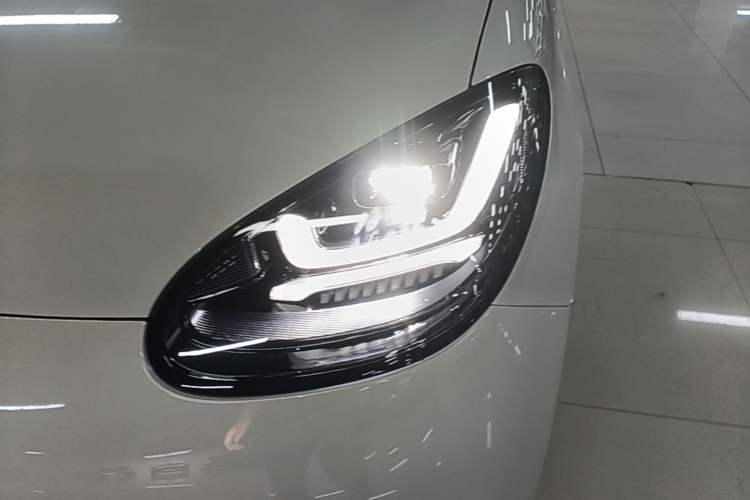 Used Wuling Bingo 2025 333 km Lingxi Connected Version Left Front Headlight