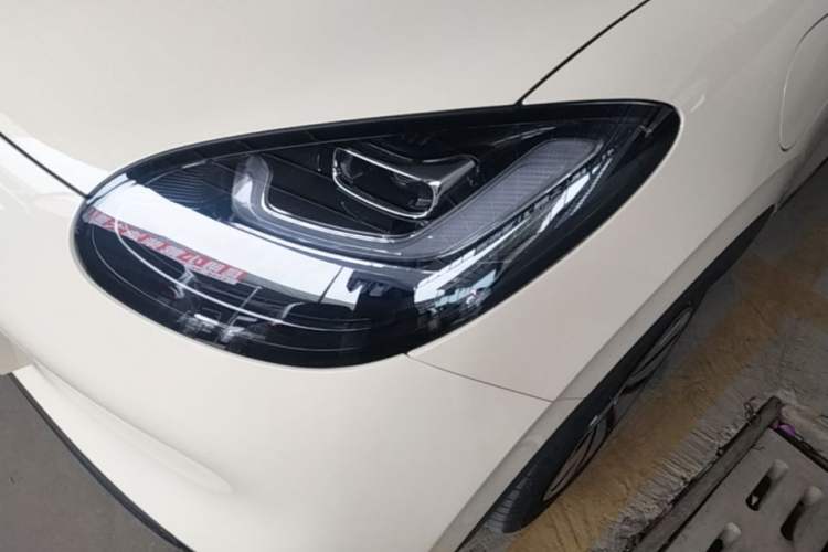 Used Wuling Bingo 2025 333 km Lingxi Connected Version Left Front Headlight