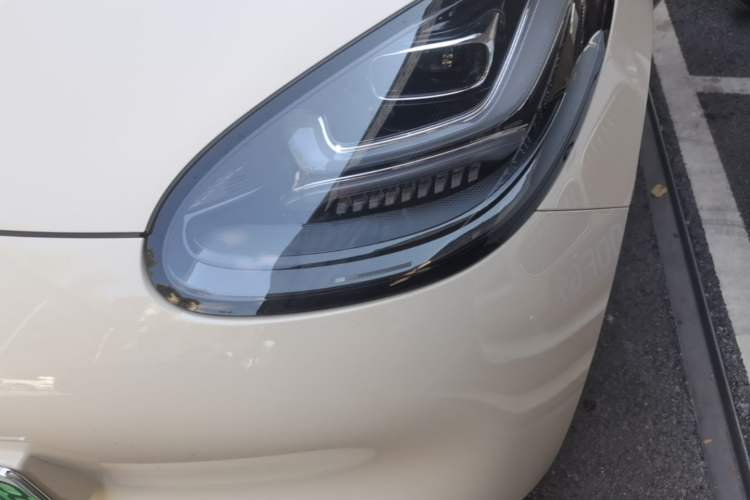 Used Wuling Bingo 2025 333 km Lingxi Connected Version Left Front Headlight
