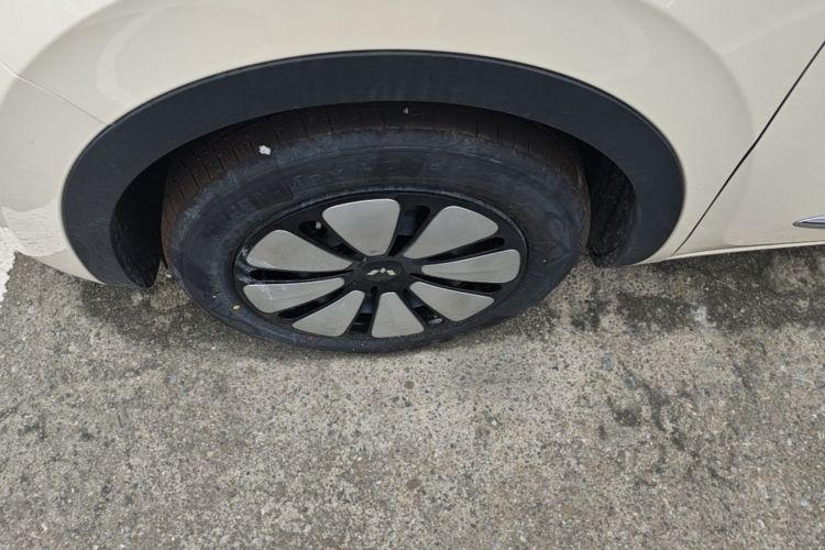 Used Wuling Bingo 2025 333 km Lingxi Connected Version Left Front Wheel Hub