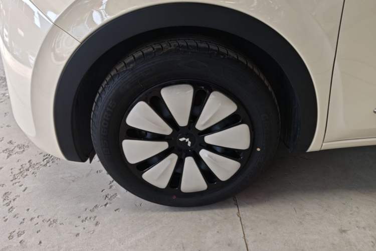 Used Wuling Bingo 2025 410 km Lingxi Deluxe Edition Left Front Wheel Hub