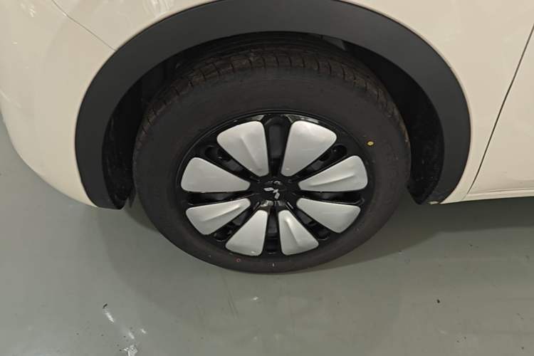 Used Wuling Bingo 2025 333 km Lingxi Connected Version Left Front Wheel Hub