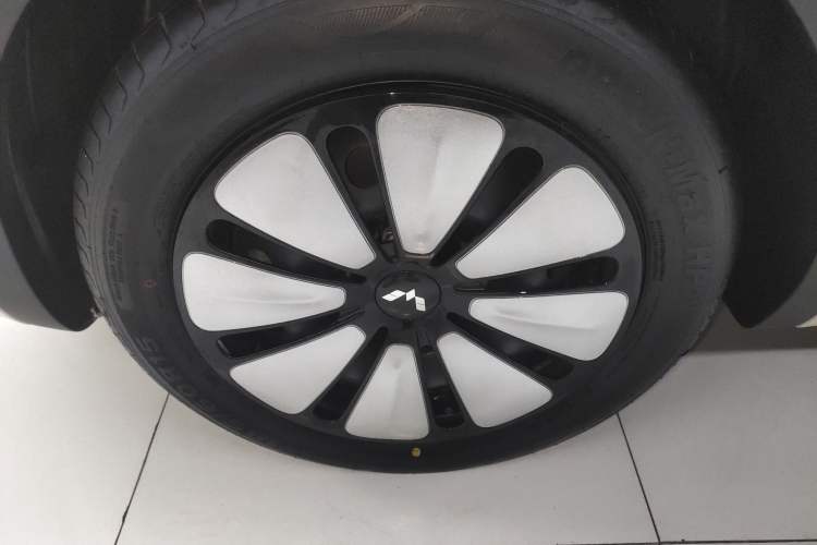 Used Wuling Bingo 2025 410 km Lingxi Deluxe Edition Left Front Wheel Hub