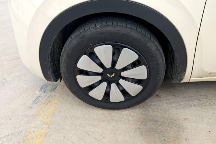 Used Wuling Bingo 2025 333 km Lingxi Deluxe Edition Left Front Wheel Hub