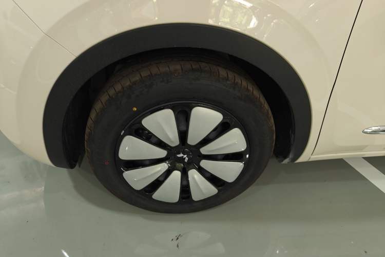 Used Wuling Bingo 2025 333 km Lingxi Connected Version Left Front Wheel Hub