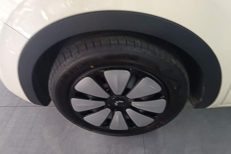 Used Wuling Bingo 2025 333 km Lingxi Connected Version Left Front Wheel Hub