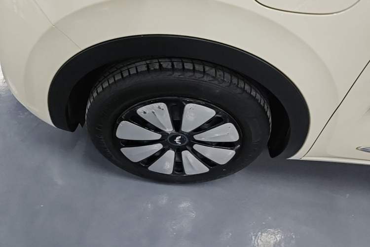 Used Wuling Bingo 2025 333 km Lingxi Deluxe Edition Left Front Wheel Hub