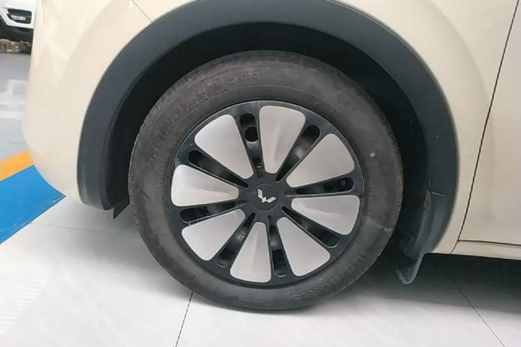 Used Wuling Bingo 2025 333 km Lingxi Deluxe Edition Left Front Wheel Hub