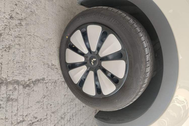 Used Wuling Bingo 2025 333 km Lingxi Connected Version Left Front Wheel Hub