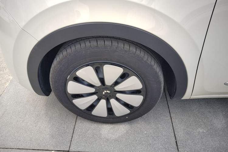 Used Wuling Bingo 2025 410 km Lingxi Deluxe Edition Left Front Wheel Hub