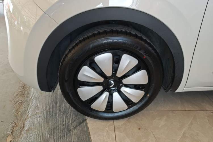 Used Wuling Bingo 2025 333 km Lingxi Connected Version Left Front Wheel Hub