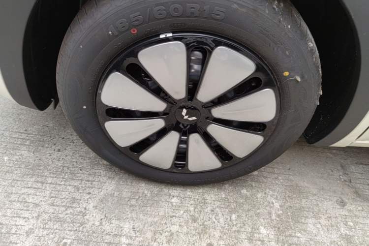 Used Wuling Bingo 2025 333 km Lingxi Connected Version Left Front Wheel Hub
