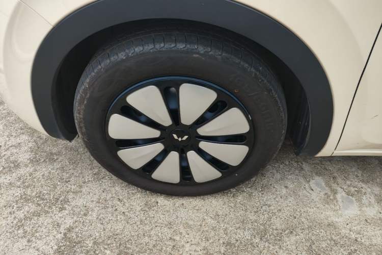 Used Wuling Bingo 2025 333 km Lingxi Connected Version Left Front Wheel Hub