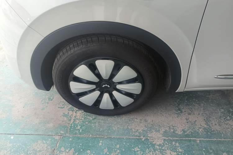 Used Wuling Bingo 2025 333 km Lingxi Connected Version Left Front Wheel Hub
