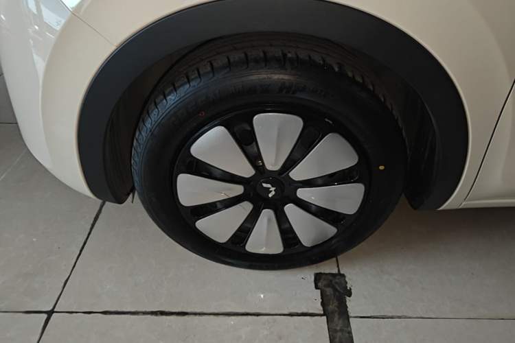 Used Wuling Bingo 2025 410 km Lingxi Deluxe Edition Left Front Wheel Hub