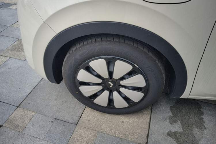Used Wuling Bingo 2025 410 km Lingxi Deluxe Edition Left Front Wheel Hub