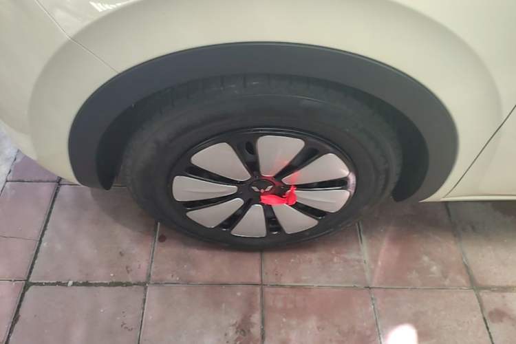 Used Wuling Bingo 2025 333 km Lingxi Connected Version Left Front Wheel Hub