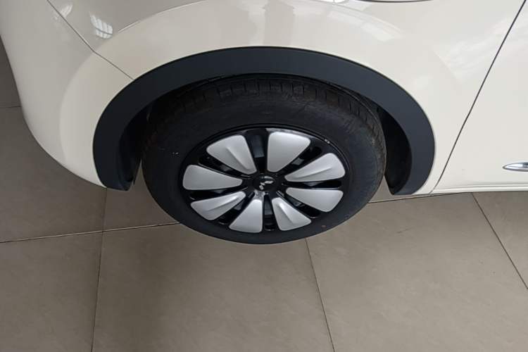 Used Wuling Bingo 2025 333 km Lingxi Deluxe Edition Left Front Wheel Hub