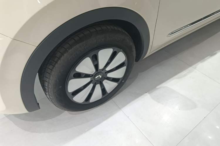 Used Wuling Bingo 2025 333 km Lingxi Deluxe Edition Left Front Wheel Hub