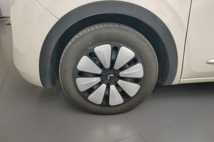 Used Wuling Bingo 2025 333 km Lingxi Connected Version Left Front Wheel Hub
