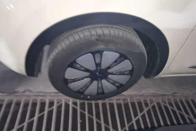 Used Wuling Bingo 2025 333 km Lingxi Connected Version Left Front Wheel Hub