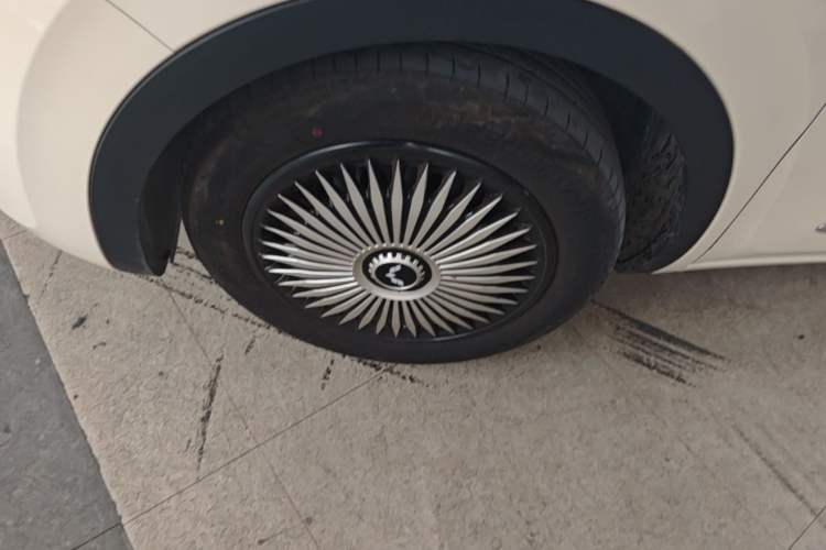 Used Wuling Bingo 2025 333 km Lingxi Connected Version Left Front Wheel Hub