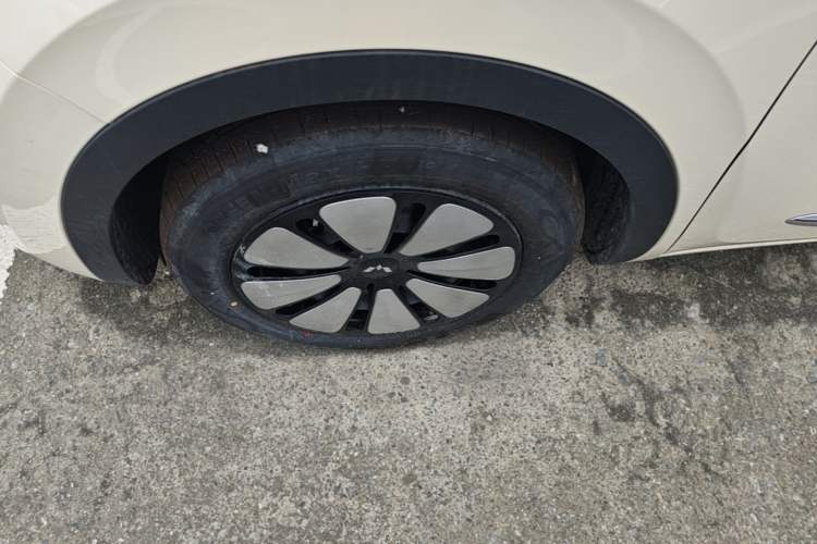 Used Wuling Bingo 2025 333 km Lingxi Connected Version Left Front Wheel Hub