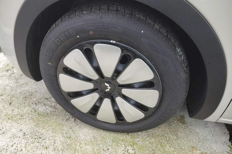 Used Wuling Bingo 2025 333 km Lingxi Connected Version Left Front Wheel Hub