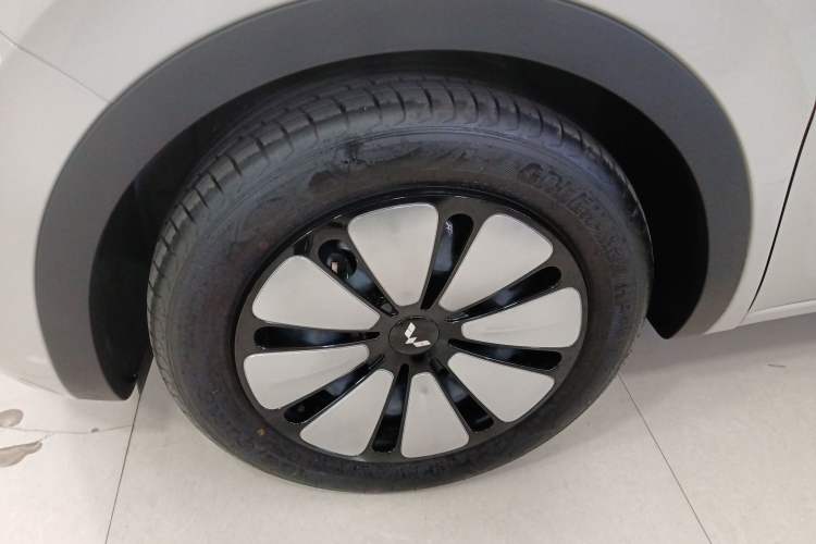 Used Wuling Bingo 2025 333 km Lingxi Connected Version Left Front Wheel Hub