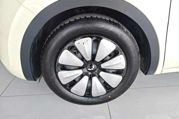 Used Wuling Bingo 2025 410 km Lingxi Deluxe Edition Left Front Wheel Hub