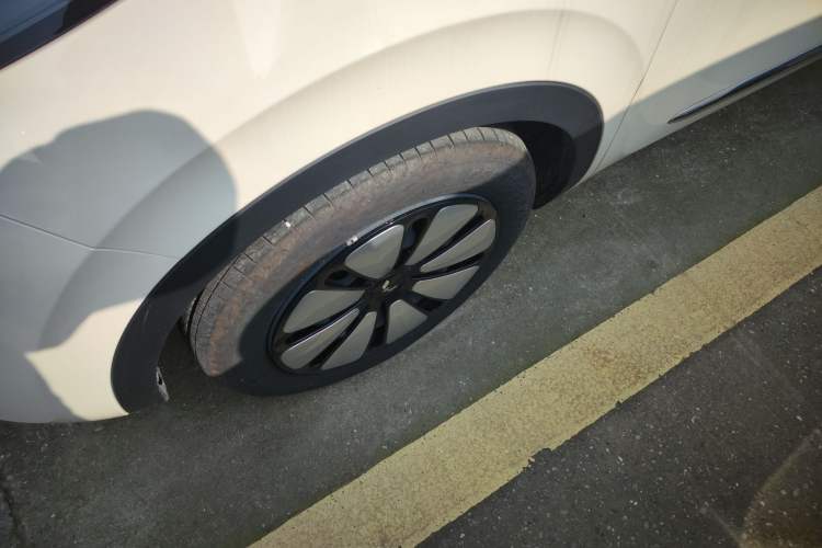 Used Wuling Bingo 2025 333 km Lingxi Connected Version Left Front Wheel Hub