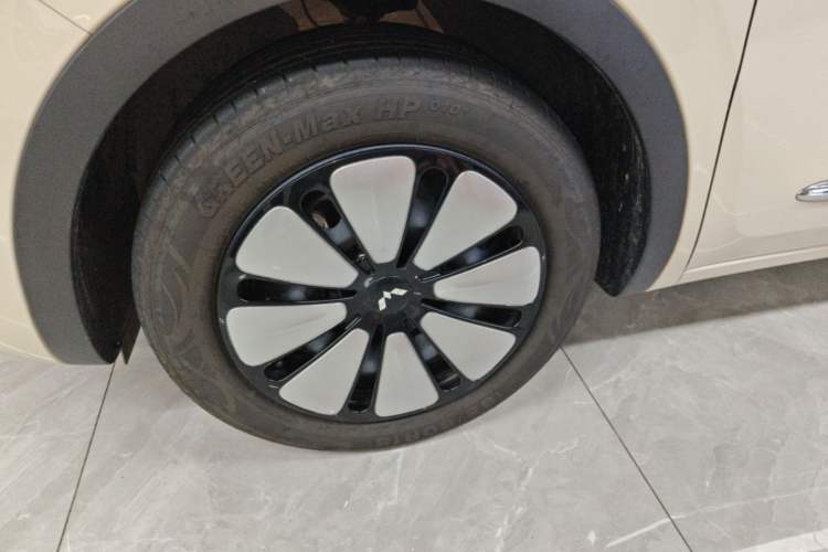Used Wuling Bingo 2025 333 km Lingxi Connected Version Left Front Wheel Hub