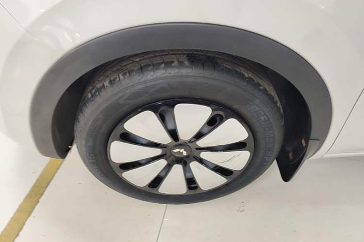 Used Wuling Bingo 2025 333 km Lingxi Connected Version Left Front Wheel Hub