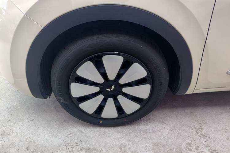 Used Wuling Bingo 2025 333 km Lingxi Deluxe Edition Left Front Wheel Hub
