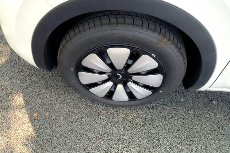 Used Wuling Bingo 2025 333 km Lingxi Connected Version Left Front Wheel Hub