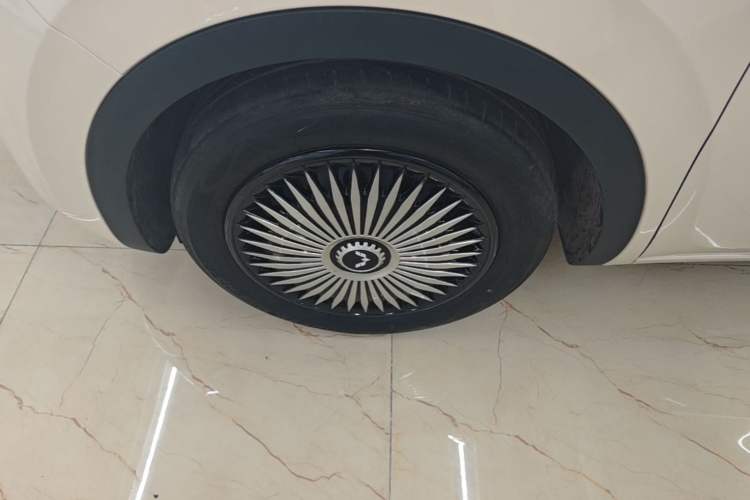 Used Wuling Bingo 2025 333 km Lingxi Connected Version Left Front Wheel Hub