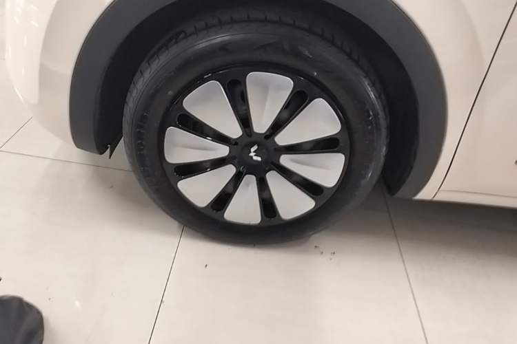 Used Wuling Bingo 2025 333 km Lingxi Connected Version Left Front Wheel Hub