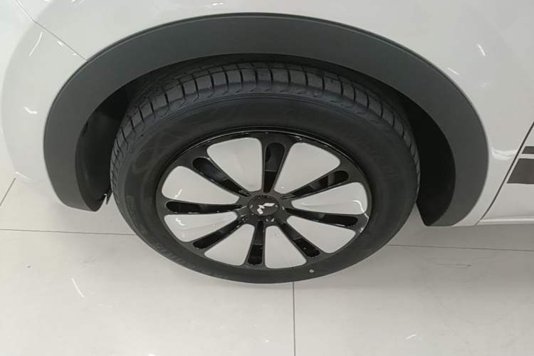 Used Wuling Bingo 2025 333 km Lingxi Connected Version Left Front Wheel Hub