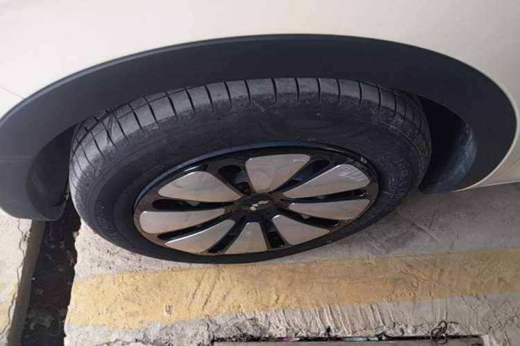 Used Wuling Bingo 2025 333 km Lingxi Connected Version Left Front Wheel Hub