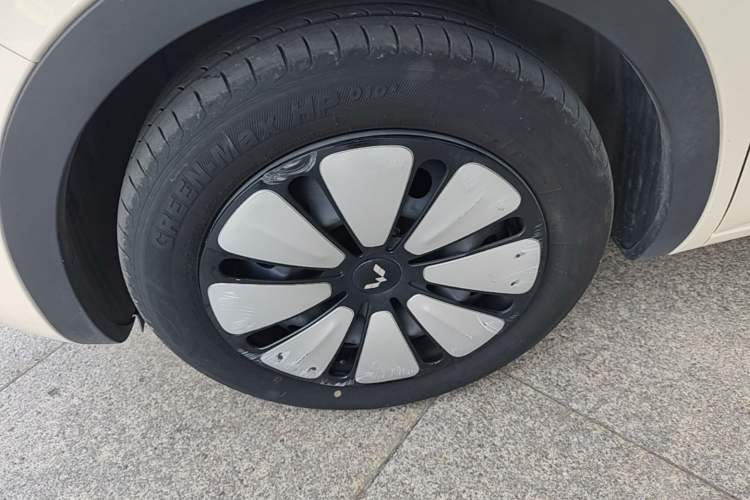 Used Wuling Bingo 2025 333 km Lingxi Deluxe Edition Left Front Wheel Hub