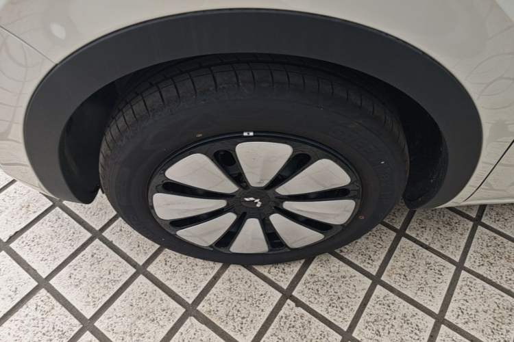 Used Wuling Bingo 2025 333 km Lingxi Connected Version Left Front Wheel Hub