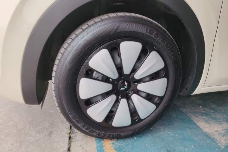 Used Wuling Bingo 2025 333 km Lingxi Connected Version Left Front Wheel Hub