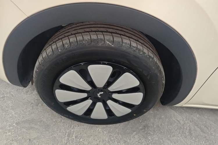 Used Wuling Bingo 2025 333 km Lingxi Connected Version Left Front Wheel Hub